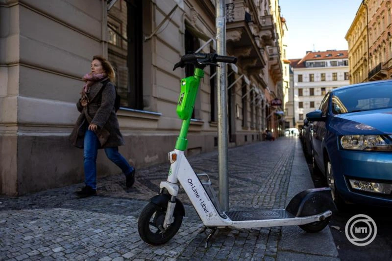 Firenze városa áprilistól betiltja a bérelhető elektromos rollereket