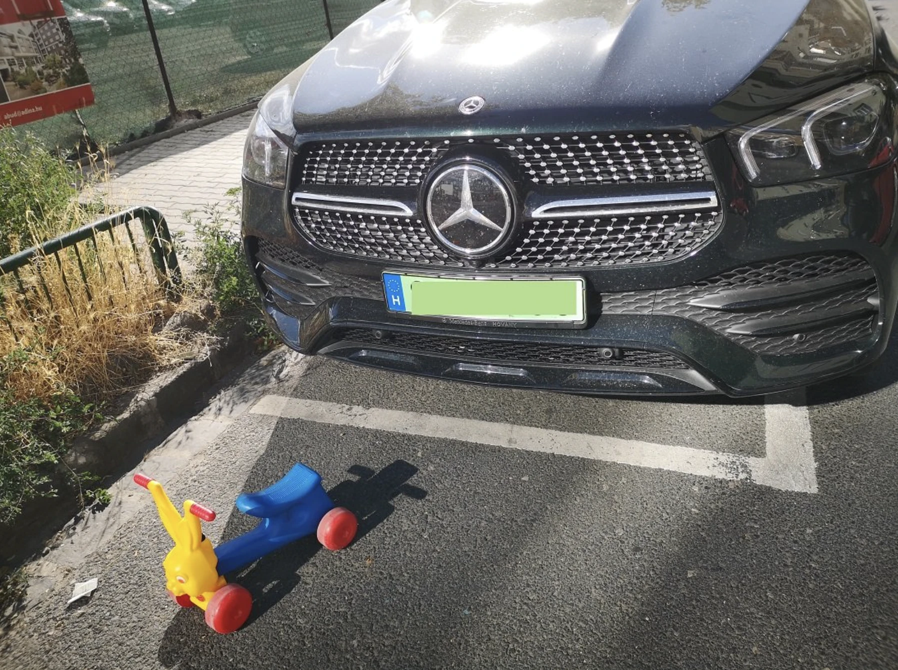 A nehéz autók fizessenek többet a parkolásért