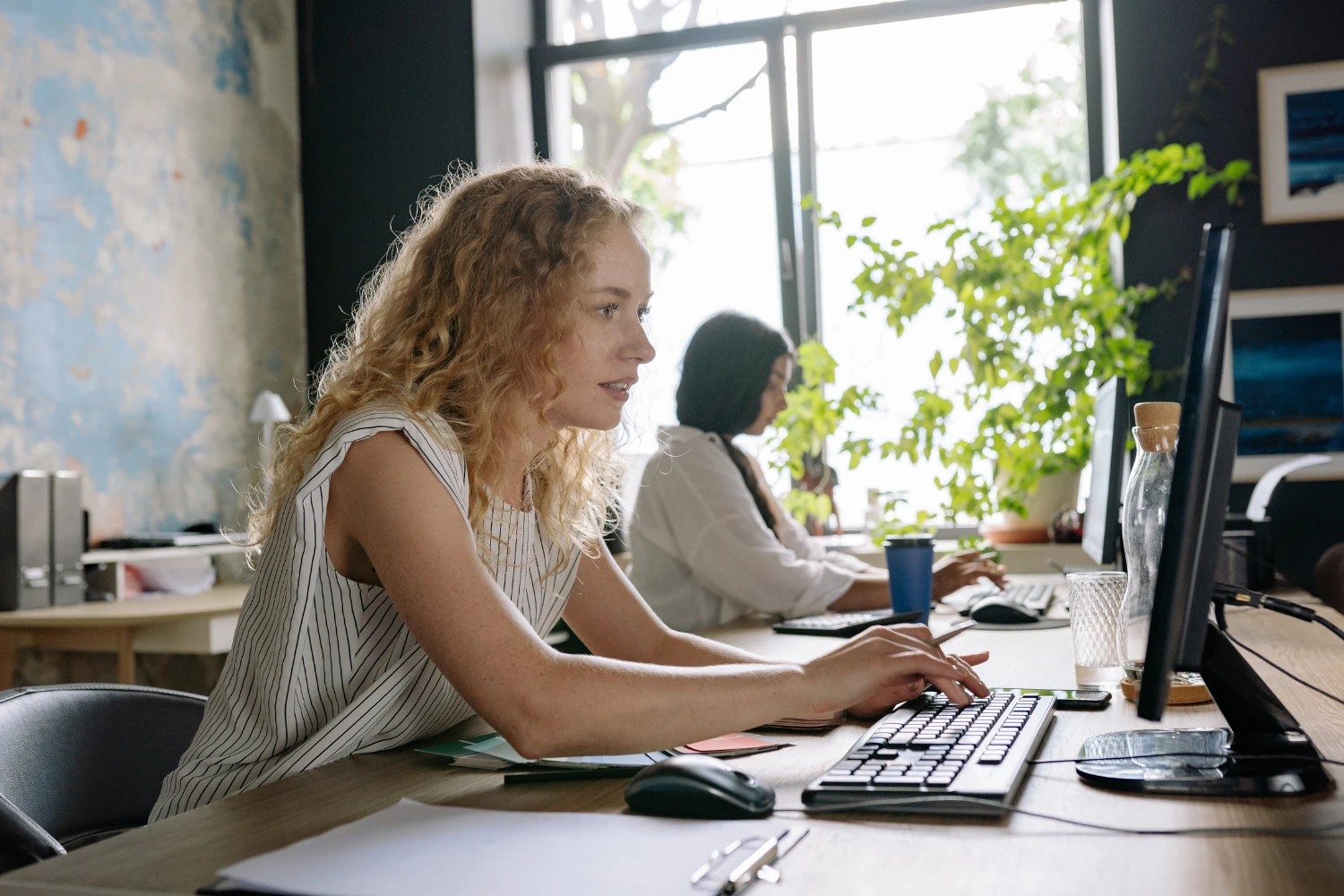 álláskereső fiatal a számítógépen nézi a hirdetéseket