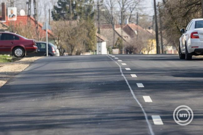 Hat vármegyében, 93 útszakaszon kezdődnek felújítási munkák