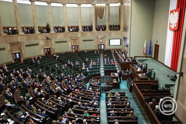 A lengyel parlament megválasztotta az alkotmánybíróság hat új tagját