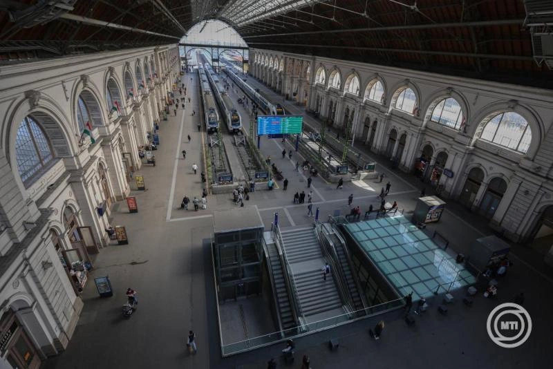 Átadták a Keleti pályaudvar első megemelt, akadálymentes peronját