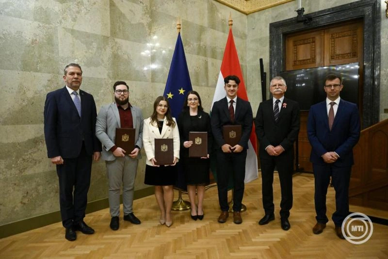 Pályázaton nyertes diákokat díjaztak a Parlamentben