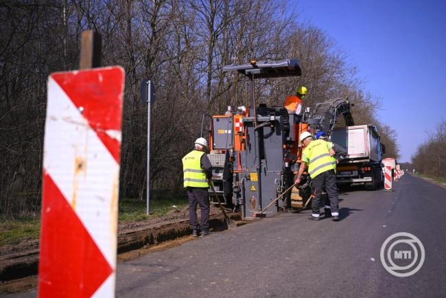 Elindultak a tavaszi-nyári fenntartási munkák a Magyar Közútnál