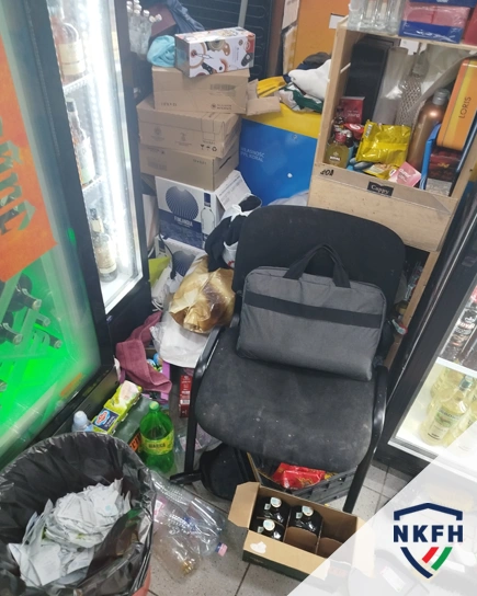 Kosz, lejárt és nyomonkövethetetlen élelmiszerek, pókhálók – súlyos jogsértések miatt zárt be üzletet és vont ki élelmiszereket a forgalomból az NKFH