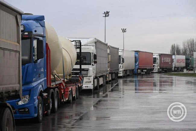 Az ünnepek alatti kamionstopot részlegesen feloldják