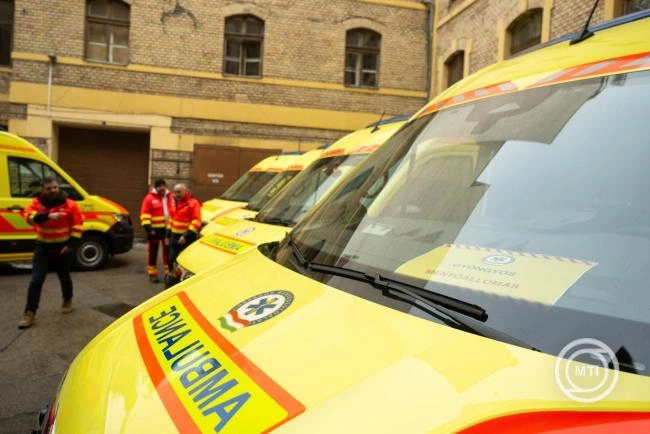 Új elektromos mentőautókat állított szolgálatba az OMSZ