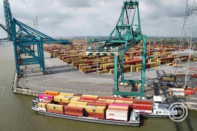 Olajszennyezés miatt leállt a hajóforgalom az antwerpeni kikötőben