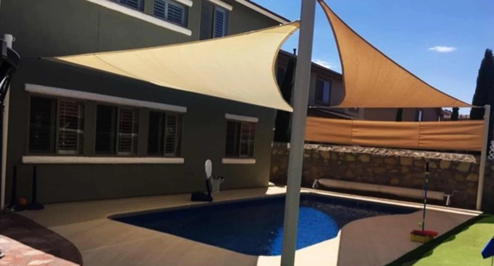 Árnyékolás az erkélyen: mi lehet jobb megoldás, mint a napvitorla?