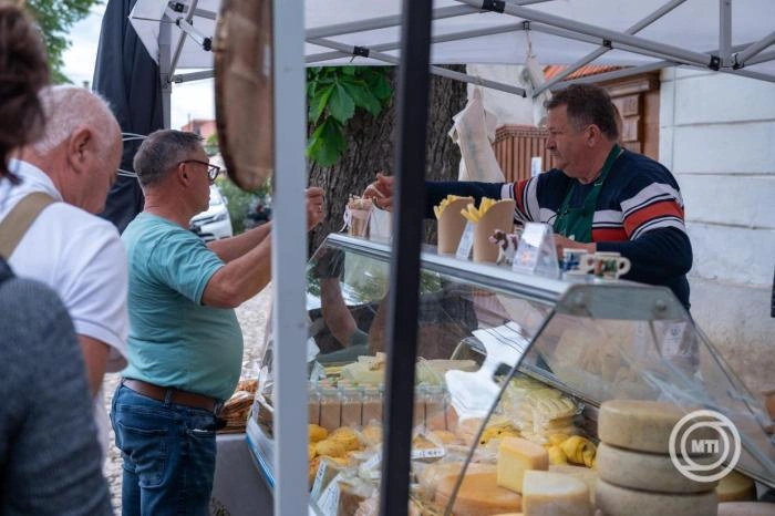 Vendéglátóhelyeket és népszerű élelmiszertermékeket ellenőrzött a fogyasztóvédelmi hatóság
