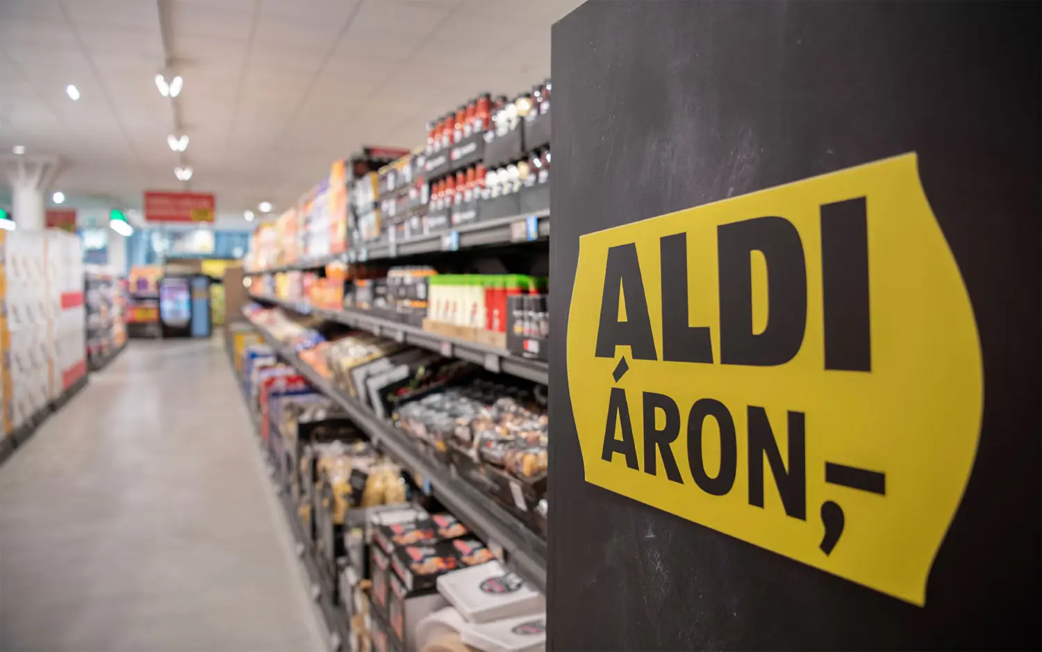 Erősödik a forint – árat csökkent az ALDI