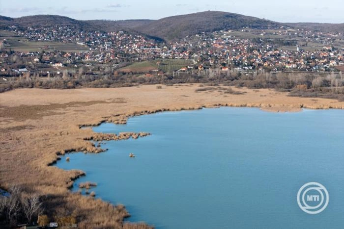 A Balaton-parti állami ingatlanok tervezett privatizációja ellen tartottak demonstrációt Balatonalmádiban