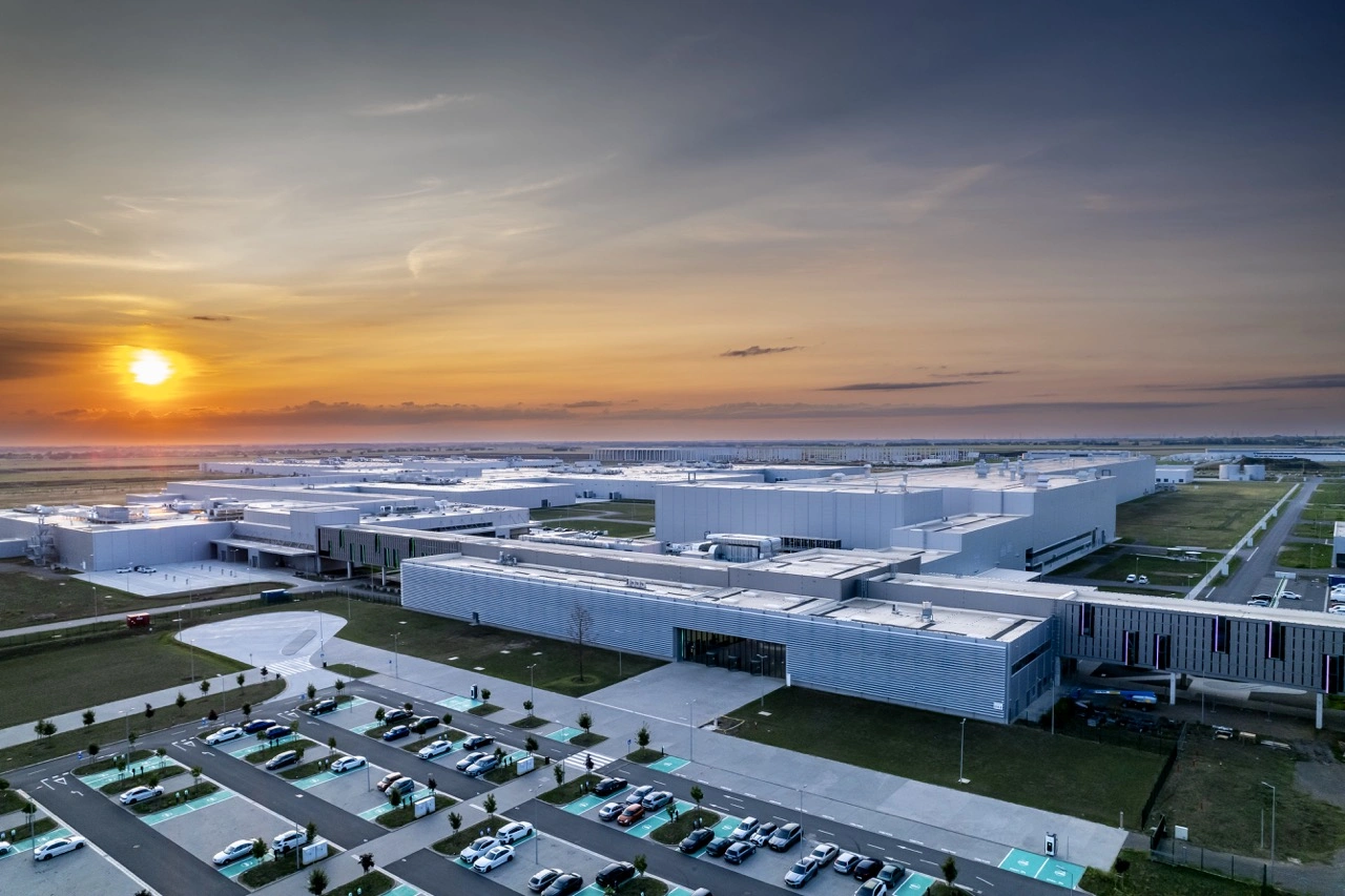 A Parkl megoldásával és a Schneider Electric technológiájával megvalósított elektromos autó töltőinfrastruktúra jött létre a BMW debreceni gyáránál