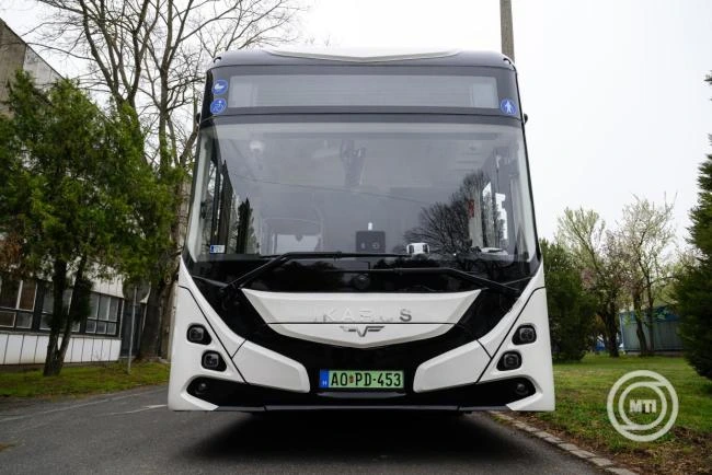 MÁV-csoport: sikeresen vizsgázott a két e-busz a komáromi helyi közlekedésben