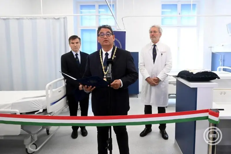 Átadták a Semmelweis Egyetem idegsebészeti klinika stroke-centrumának felújított szubintenzív részlegét
