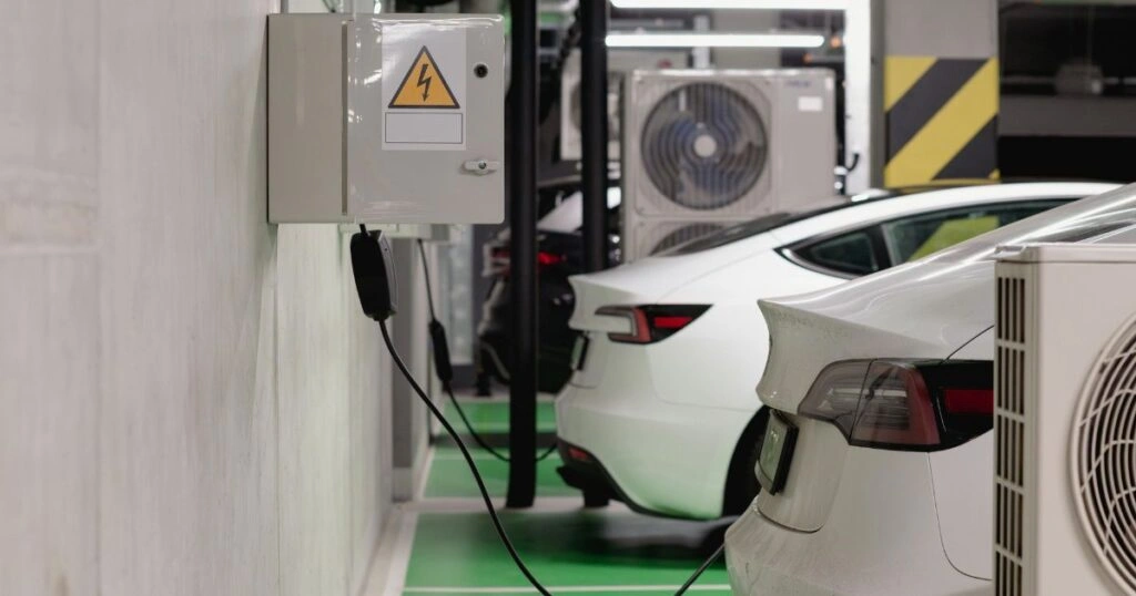 A parkolóház tüze nem ott kezdődik, ahol látjuk” – az elektromos autók a mélygarázsok új tűzkockázatát jelentik