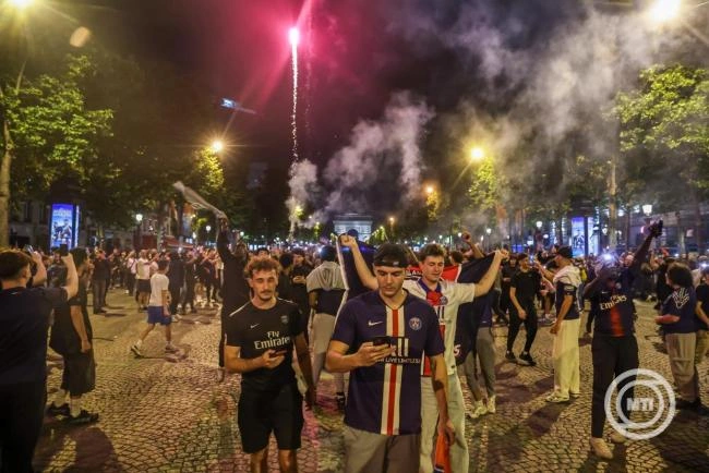 Franciaországban 22 ezer rendőrt vezényelnek az utcákra