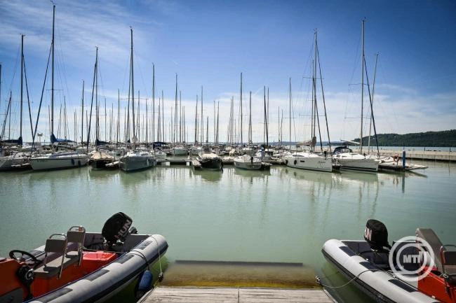 Elkezdődik a strandszezon Balatonfüreden, hétfőtől új strand is nyílik
