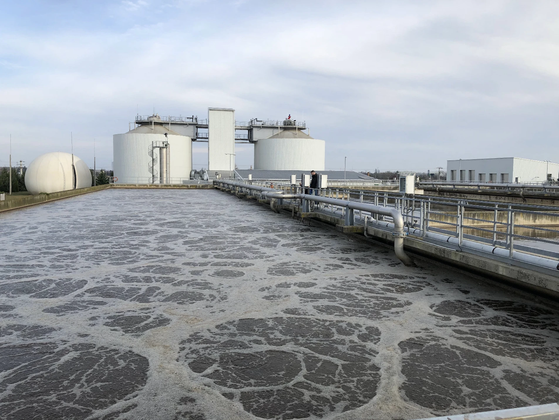 A szennyvíztisztítók energiájának 60 százaléka egyetlen folyamatra megy el – modern technológiával ez akár harmadával csökkenthető