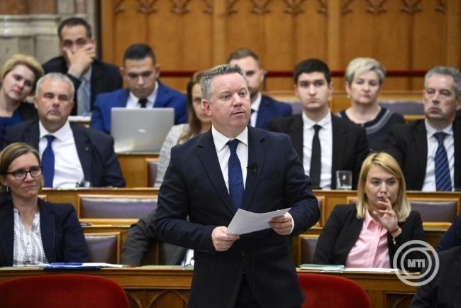Felülvizsgálják a politikai alapon megadott menekülti jogállásokat