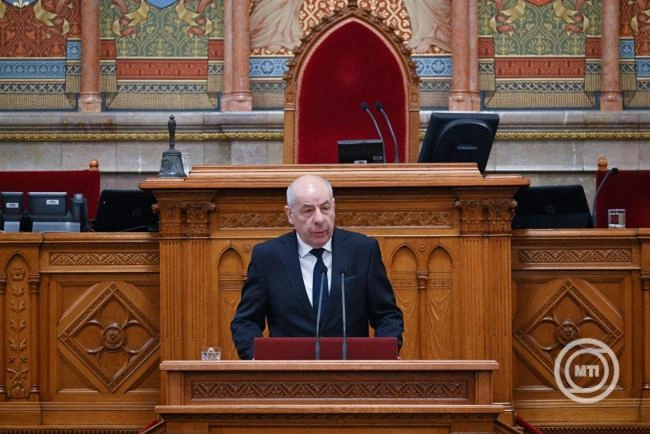 Sulyok Tamás aláírta az alaptörvény tizenhatodik módosítását