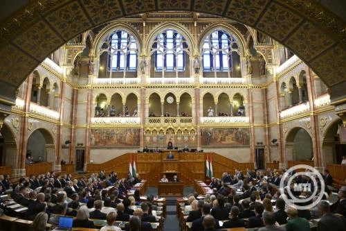 Jövő héten szavazhat a parlament az alaptörvény módosításáról