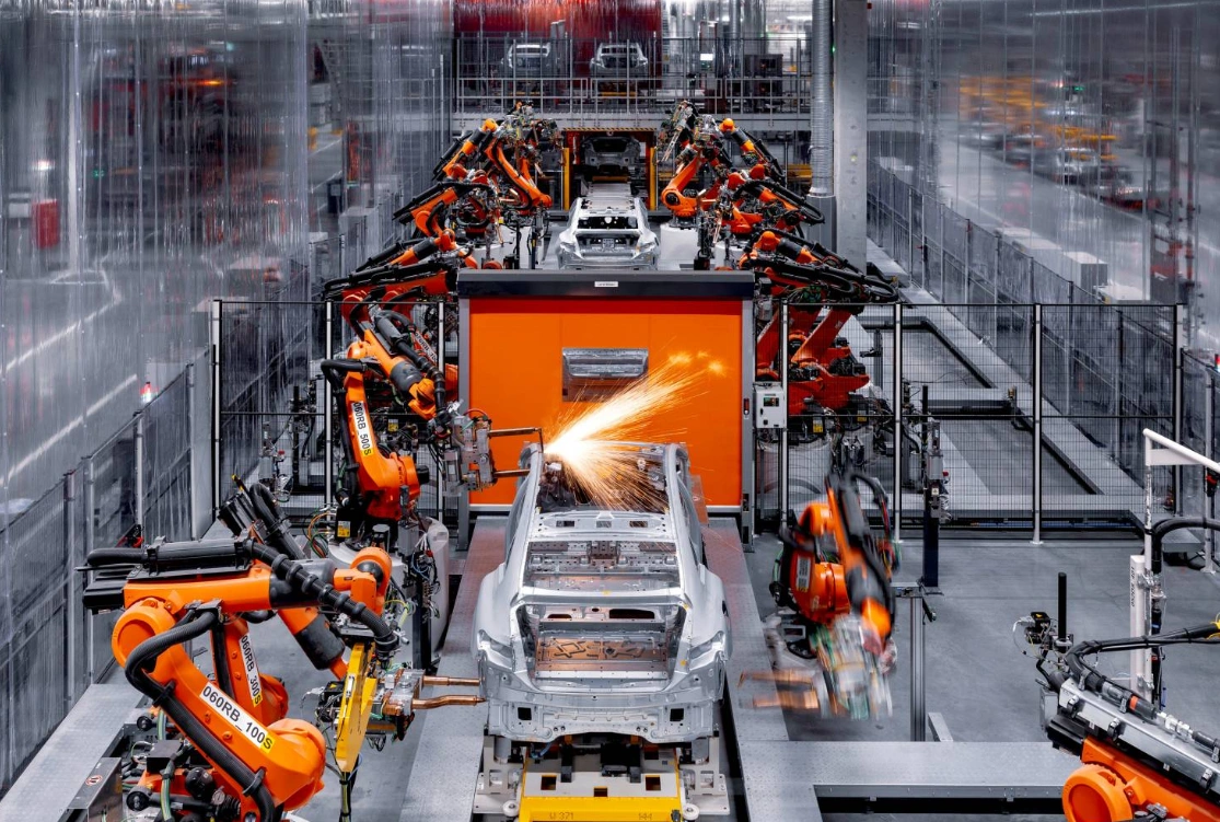 A Mercedes-Benz átadta kibővített kecskeméti gyárát és megkezdte az új elektromos C-osztály sorozatgyártását