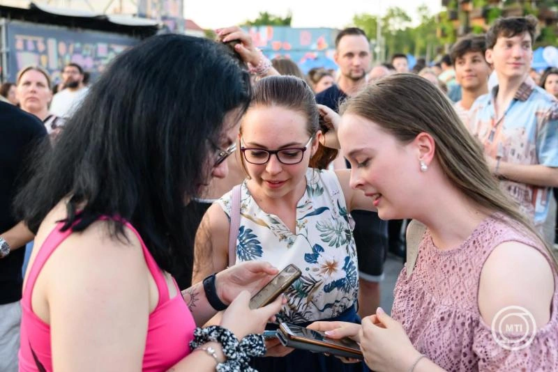 A globális okostelefon-szállítások 6,7 százalékkal estek a második negyedévben