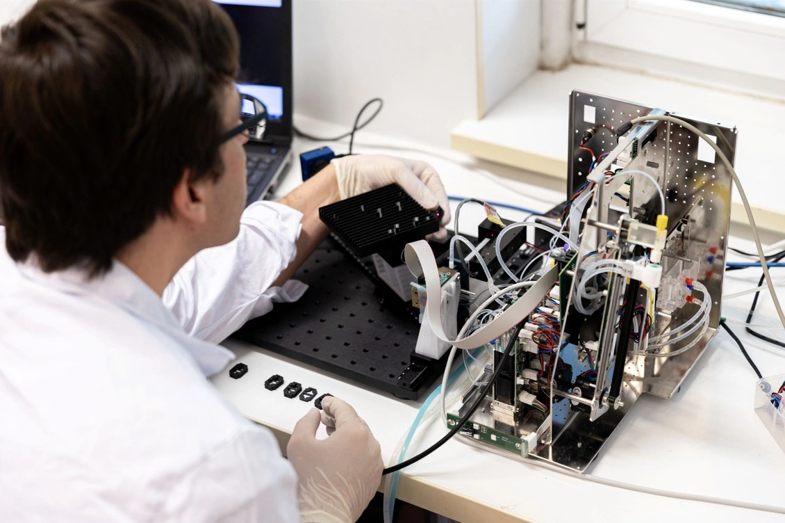 Technológiai áttörés a hematológiai diagnosztikában – sikeresen lezárult az Eötvös Loránd Tudományegyetem és a NORMA Instruments Zrt. közös K+F projektje