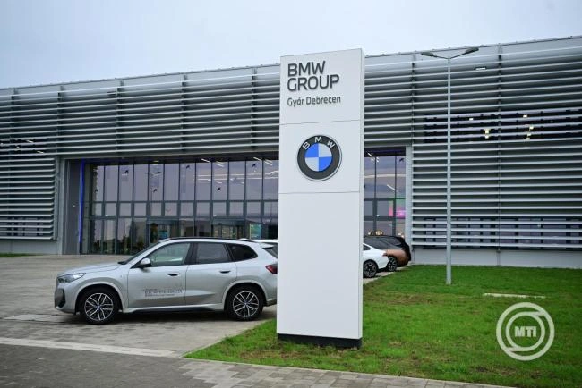 Legyártották az ötvenezredik járművet a BMW debreceni gyárában