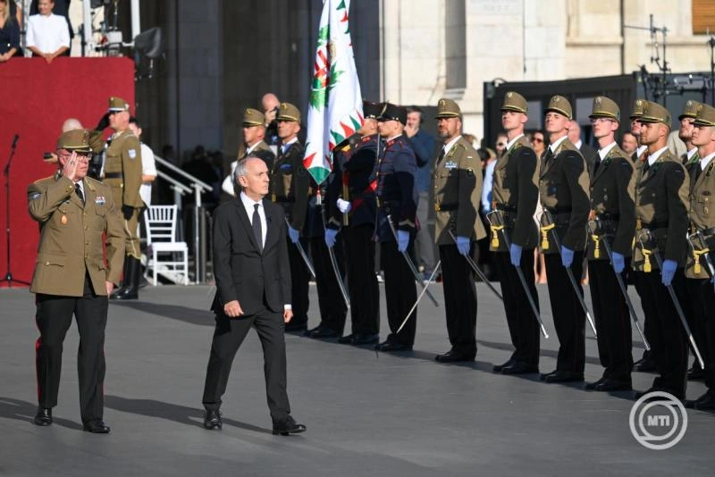Felvonták a nemzeti lobogót az Országház előtt