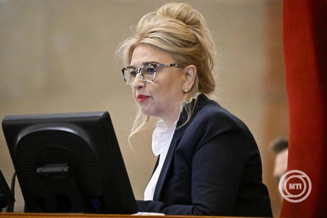 Hétfőtől háromhetes munkarendre tér át a parlament