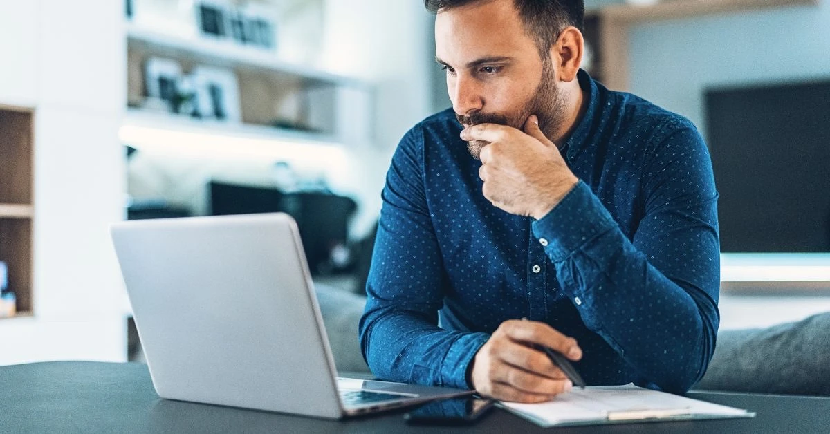 homeoffice munka a laptop előtt