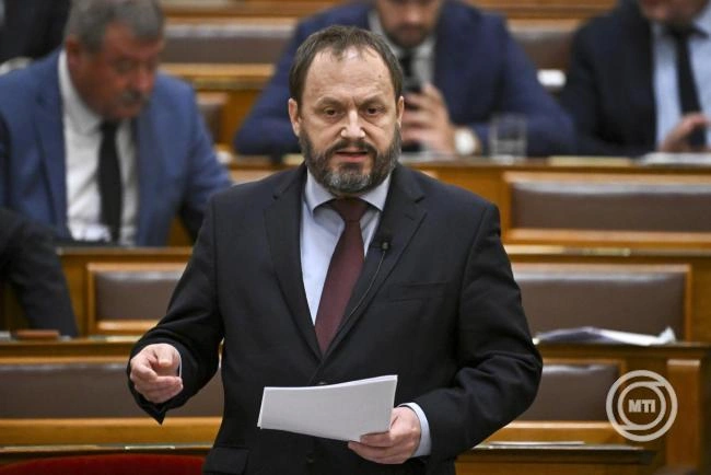 Kármán András vezeti a Gazdasági és költségvetési kabinetet