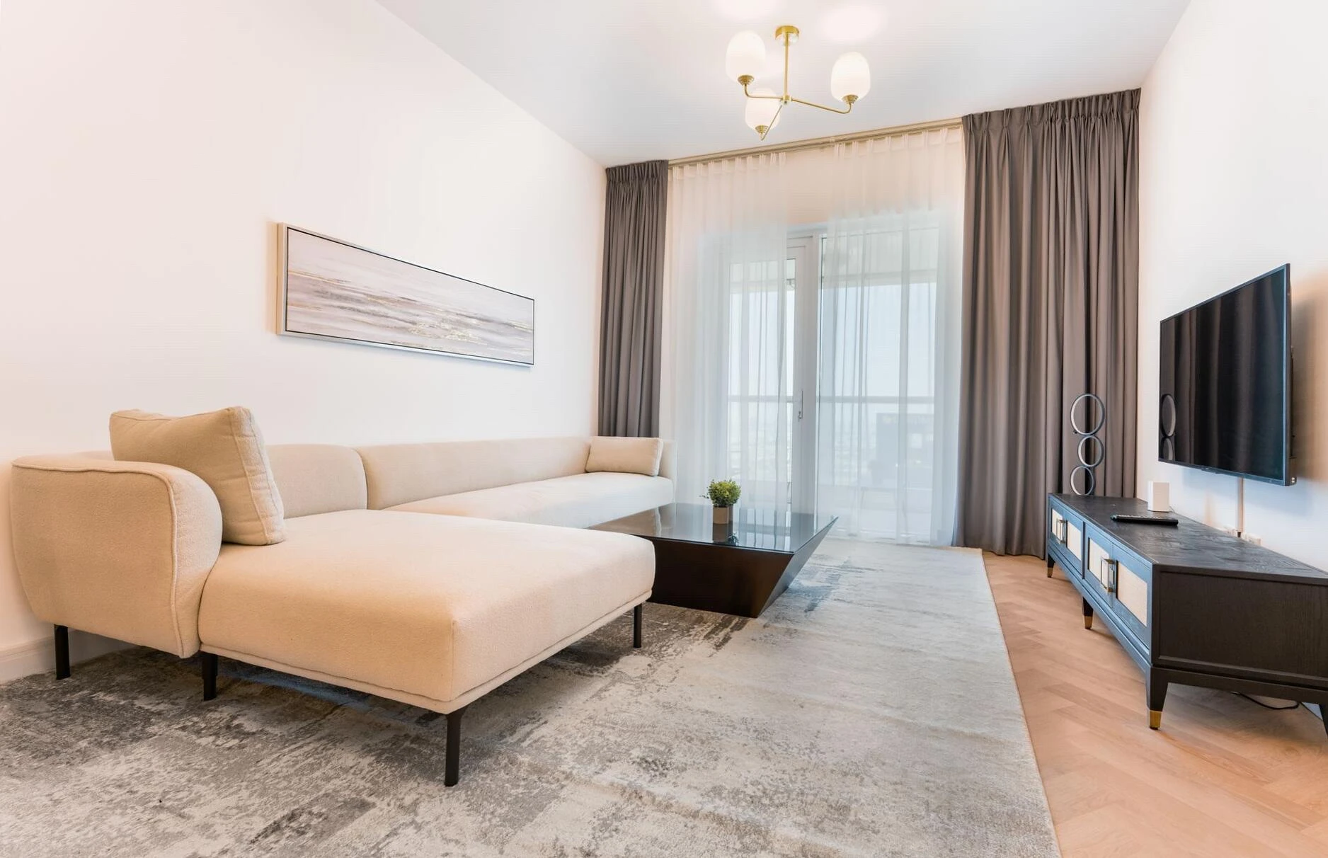 Tetőtéri apartman berendezése: kényelem szűkebb alapterületen